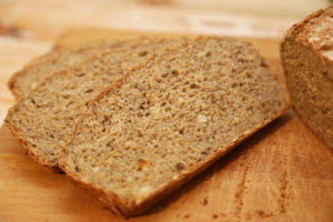 Dinkel-Müsli-Brot geschnitten