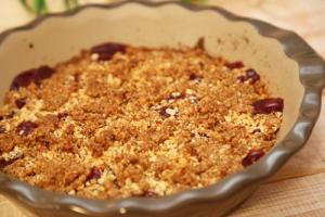Thermomix Kirsch-Crumble in Pieform