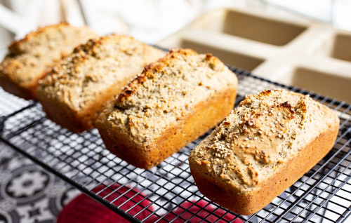 Pampered Chef Buchweizenbrot in Mini-Kastenform auf Kuchengitter