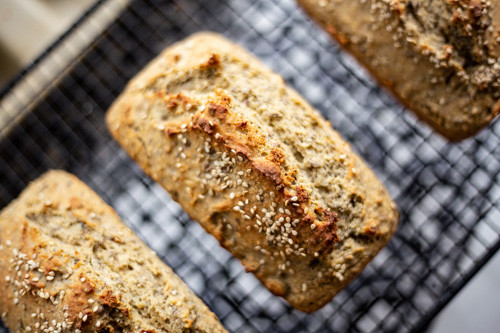 Pampered Chef Buchweizenbrot auf Kuchengitter von oben