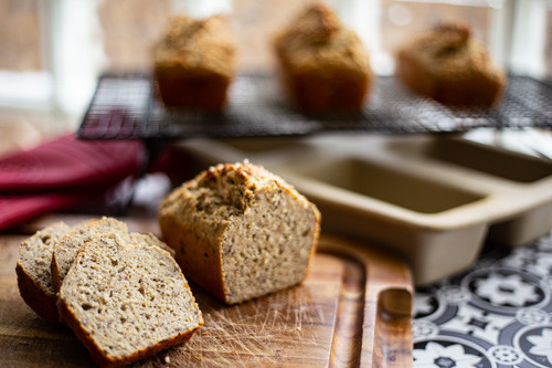 Pampered Chef Buchweizenbrot in Mini-Kastenform angeschnitten seitlich