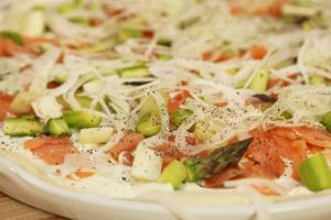 Pampered Chef White Lady Lachs-Flammkuchen roh detail