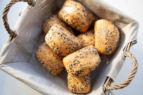 Dinkel-Joghurt-Brötchen am Vorabend vorbereitet, morgens nur gebacken