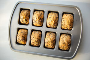 Pampered Chef Dinkel-Joghurt-Brötchen Teiglinge in Mini-Kuchenform von oben