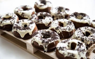 Oreo-Donuts in der Donut-Backform
