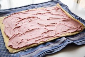 Thermomix Biskuitrolle Erdbeerfüllung verteilen