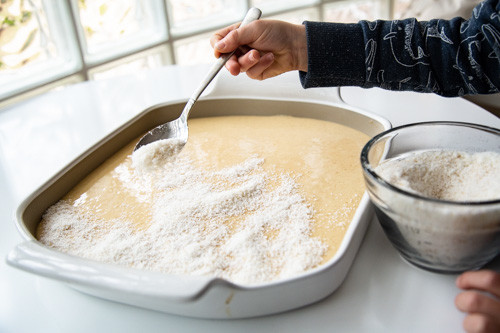 Pampered Chef Bäker Kokos-Buttermilch-Kuchen Teig verteilen von Kokos