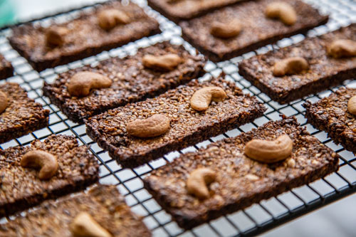 Pampered Chef Müsliriegel mit Sesam und Cashewkernen auf Kuchengitter