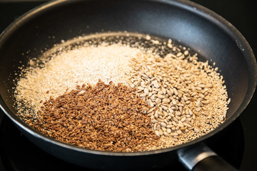 Pampered Chef Müsliriegel mit Sesam und Cashewkernen Kerne rösten in Pfanne