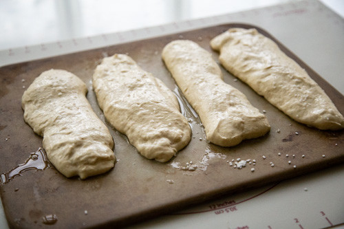 Pampered Chef Seelen Teig vor dem Backen mit Wasser bestrichen und Hagelsalz bestreut