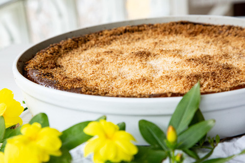 Pampered Chef Kokos-Käsekuchen fertig gebacken mit Blumen