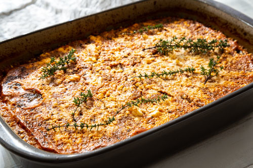 Pampered Chef Ofenhexe griechischer Hackfleischauflauf mit Bulgur nach dem Backen