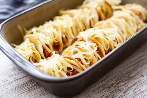 Pampered Chef Mini-Tacos gefüllt vor dem Backen in Ofenhexe