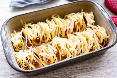 Pampered Chef Mini-Tacos gefüllt vor dem Backen in Ofenhexe