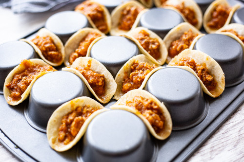 Pampered Chef Mini-Tacos gefüllt vor dem Backen