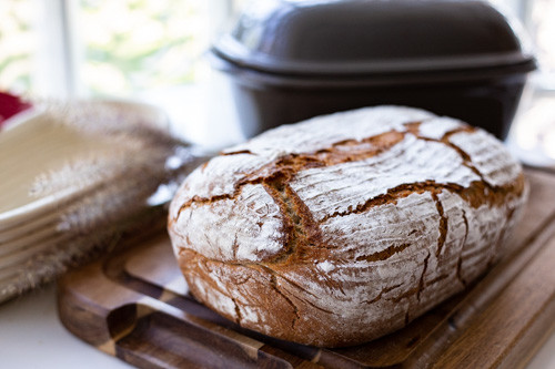 Pampered Chef Bauernbrot aus dem Ofenmeister auf Schneidebrett