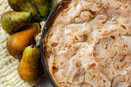 Pampered Chef Birnenkuchen in Stoneware, rund nach dem Backen von oben nah