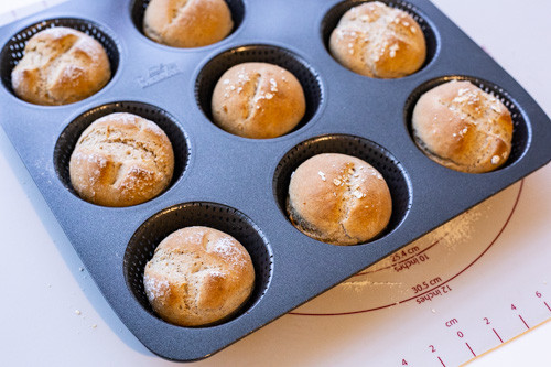 Vollwert-Mischbrötchen im Brötchenblech