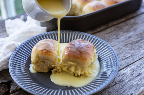 Pampered Chef Ofenhexe Buchteln mit Vanillesauce beschüttet