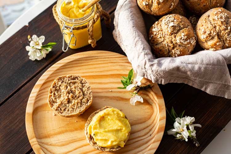 Malz-Mischbrötchen fertig gebacken im Brotkorb und angerichtet