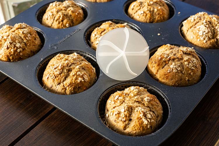 Pampered Chef Malz-Mischbrötchen fertig gebacken in Mini-Kuchenform