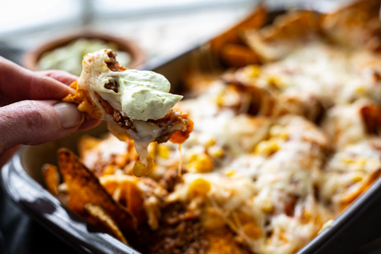 Pampered Chef Nachos mit Hack und Käse überbacken und Avocadocreme gedippt