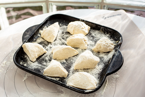 Thermomix Pizzabrötchen Teiglinge auf kleinem Grillstein rockcrok