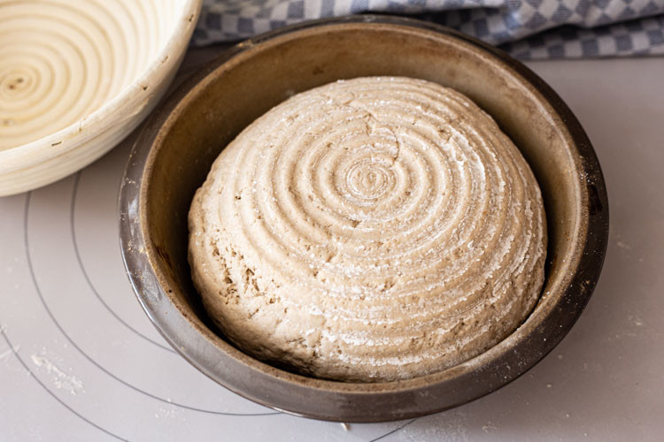 Pampered Chef Sonnenkruste vor dem Backen im runden Zaubermeister