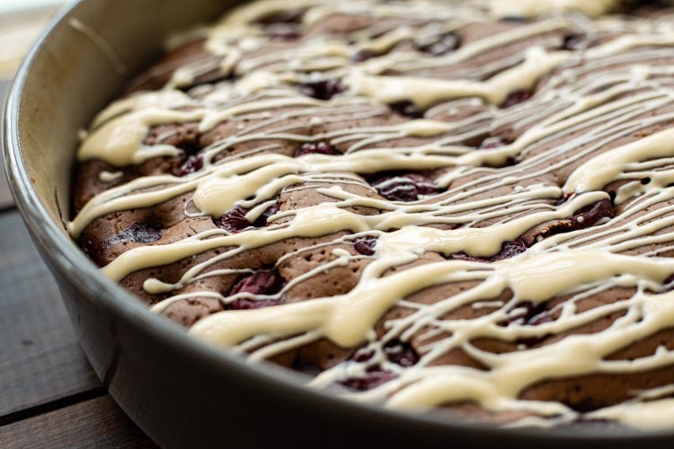 Pampered Chef Schoko-Kirsch-Kuchen mit weißer Schokolade verziert