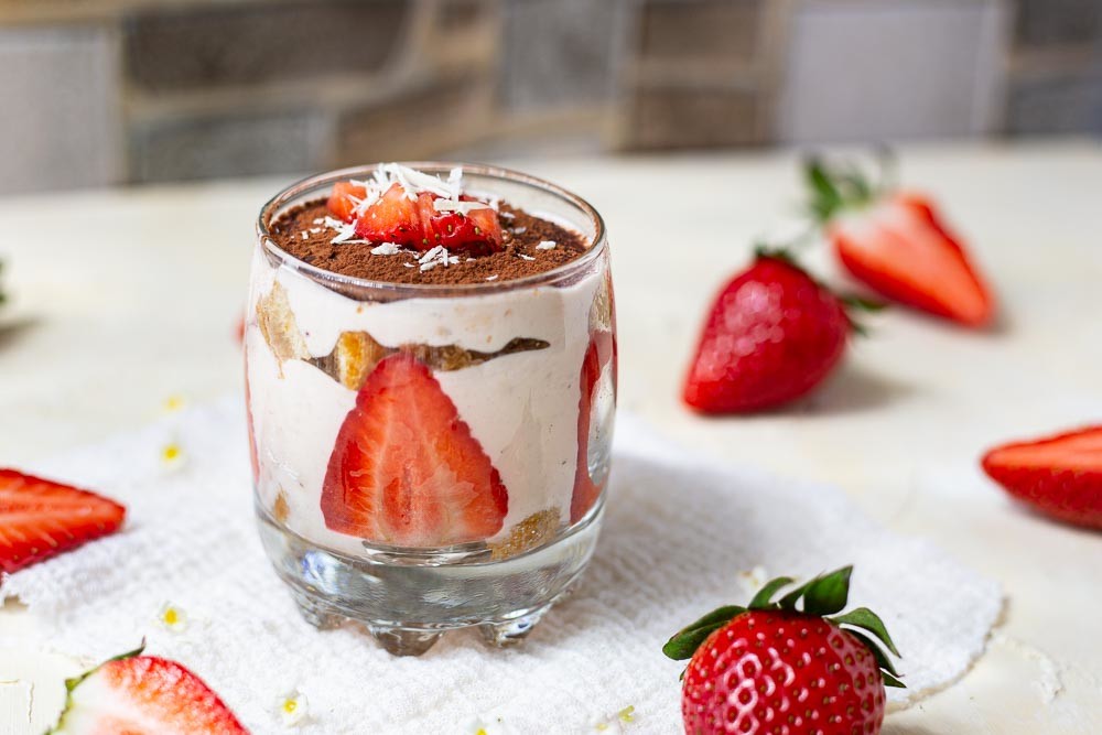 Erdbeer-Tiramisu mit weißer Schokolade im Glas mit dem Thermomix