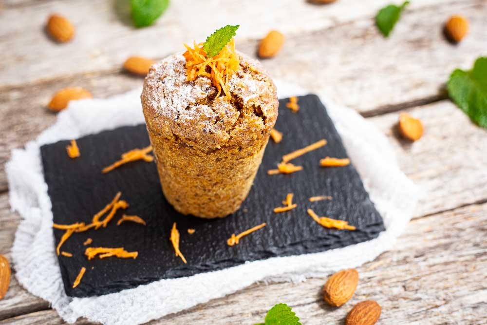 Veganer Möhren-Muffin auf Schieferplatte serviert