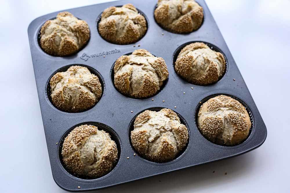 Sesam-Knusperbrötchen im Brötchenblech