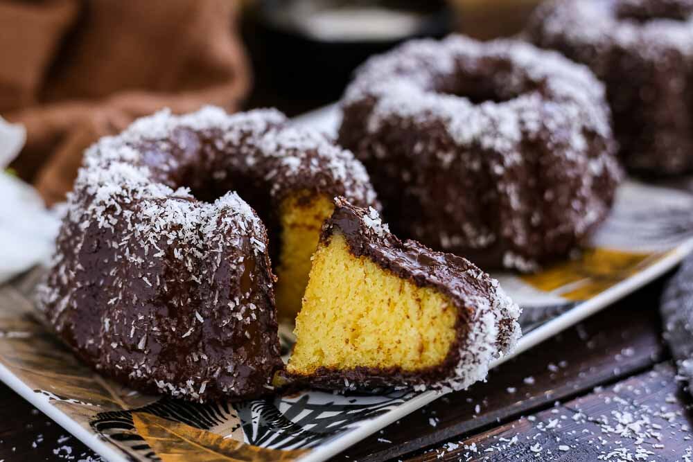 Pampered Chef Kokoskuchen als Mini-Gugelhupf angeschnitten