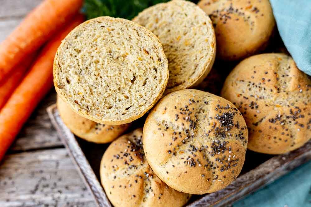 Chia-Brötchen angeschnitten