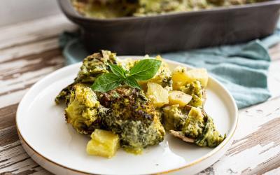 Veganer Brokkoli-Spinat-Kartoffel-Auflauf in der Ofenhexe