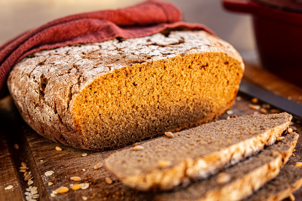 Kräftiges, dunkles Weizen-Dinkel-Roggenmischbrot Hamburg