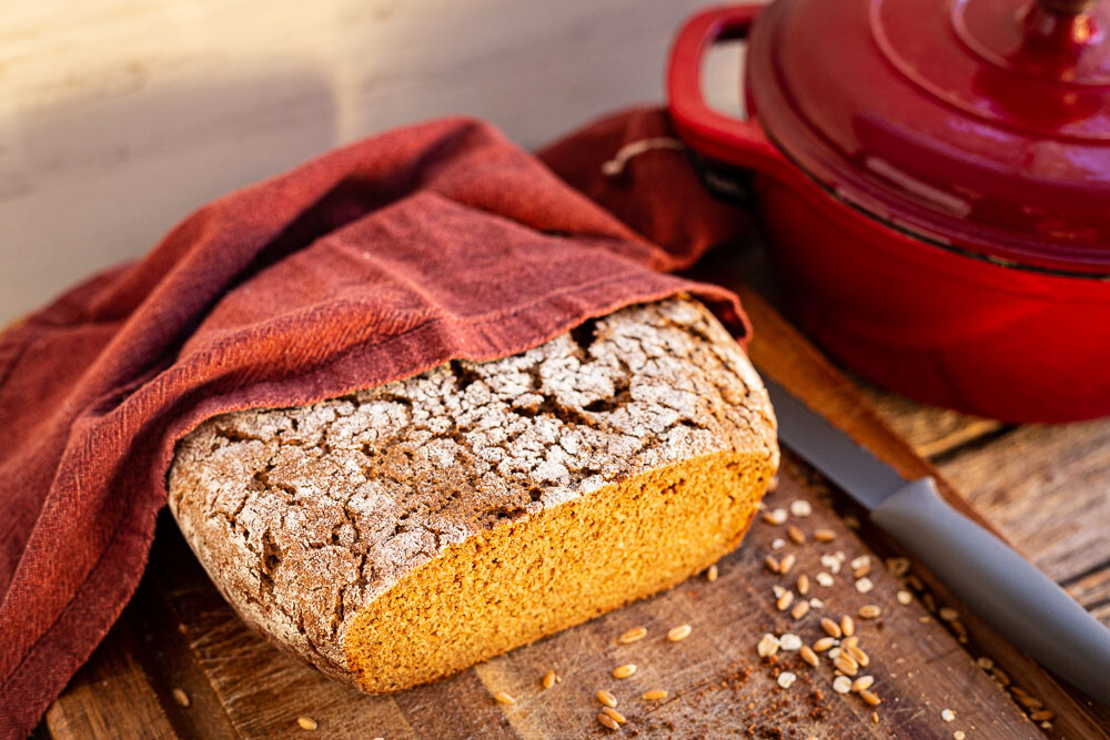 Kräftiges, dunkles Weizen-Dinkel-Roggenmischbrot Hamburg