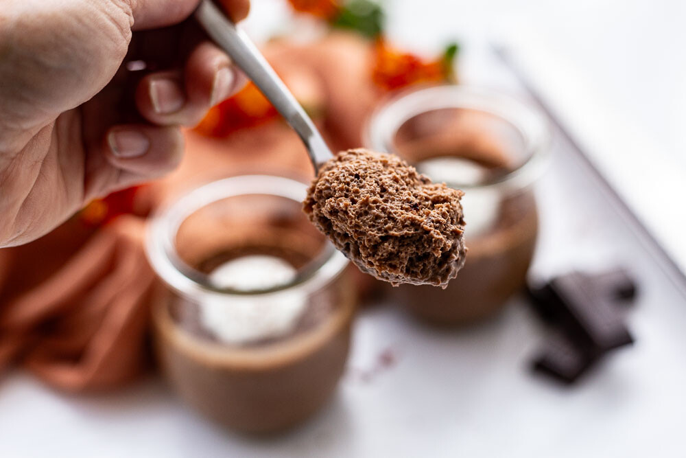 Thermomix Chia-Pudding Schichtdessert mit Magerquark und Fruchtpüree auf dem Löffel