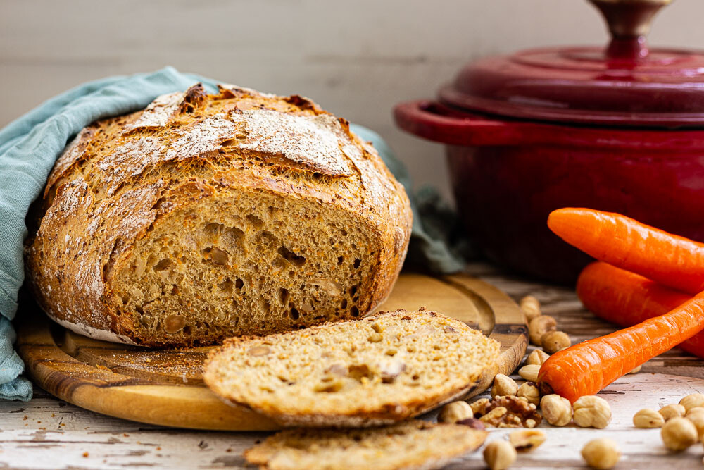 Nussbrot mit Karotten und gusseisernem Topf