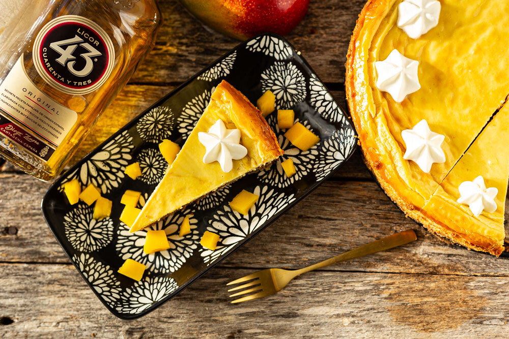 Pampered Chef Mango-Käsekuchen fertig in der runden Ofenhexe nah