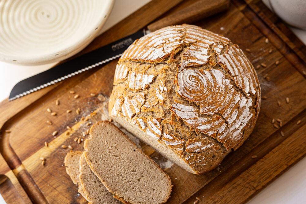 Pampered Chef Sonnenkruste auf Schneidebrett angeschnitten