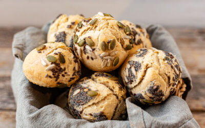Dinkel-Quark-Brötchen mit Sauerteig in der Brötchenform
