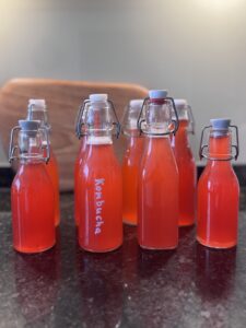 Abgefüllter Kombucha in Bügelflaschen