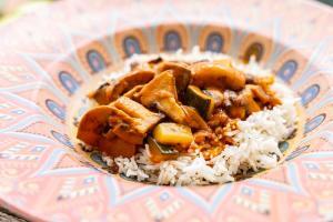Masala mit Zucchini und Pilzen auf Reis